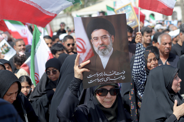 تشییع شهدای جنگ رمضان با حضور خدام حرم مطهر رضوی در بندرعباس