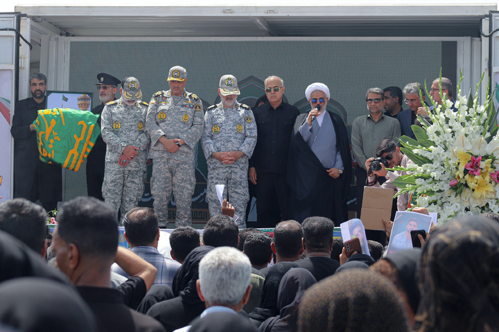 تشییع شهدای جنگ رمضان با حضور خدام حرم مطهر رضوی در بندرعباس