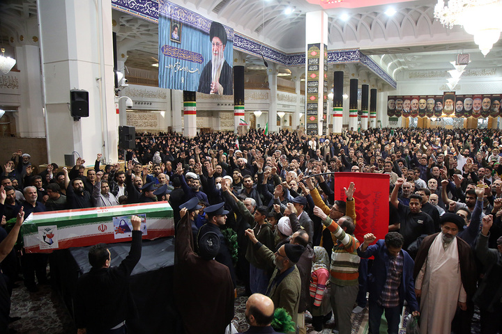 وداع با پیکر شهیده مرادی در حرم بانوی کرامت
