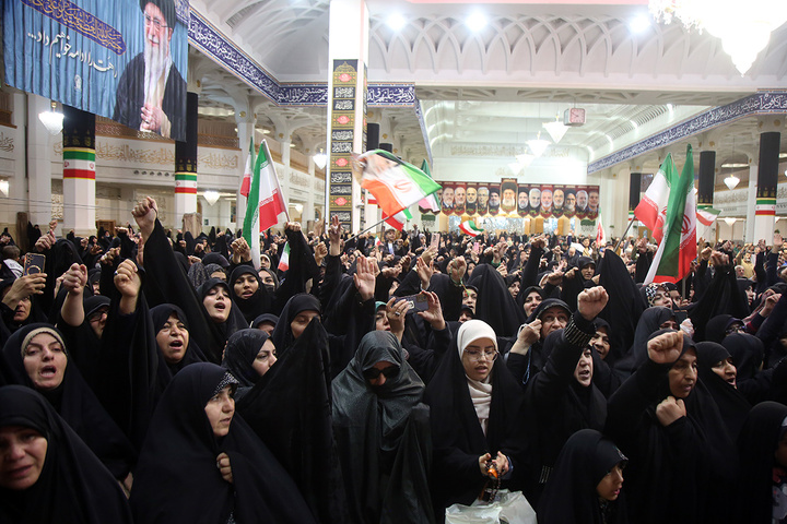 وداع با پیکر شهیده مرادی در حرم بانوی کرامت