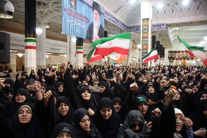 وداع با پیکر شهیده مرادی در حرم بانوی کرامت