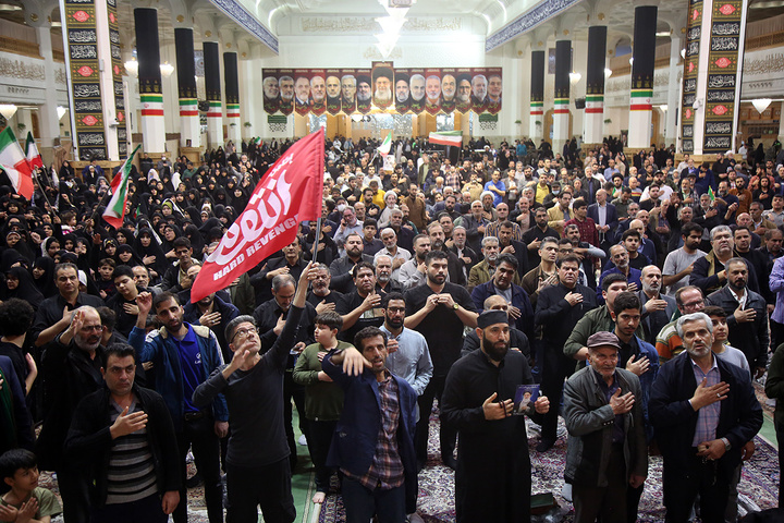 وداع با پیکر شهیده مرادی در حرم بانوی کرامت