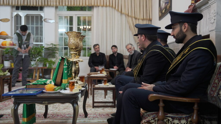 ادای احترام خادمان حرم بانوی کرامت به خانواده سه شهید جنگ تحمیلی رمضان