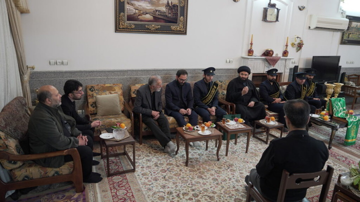 ادای احترام خادمان حرم بانوی کرامت به خانواده سه شهید جنگ تحمیلی رمضان