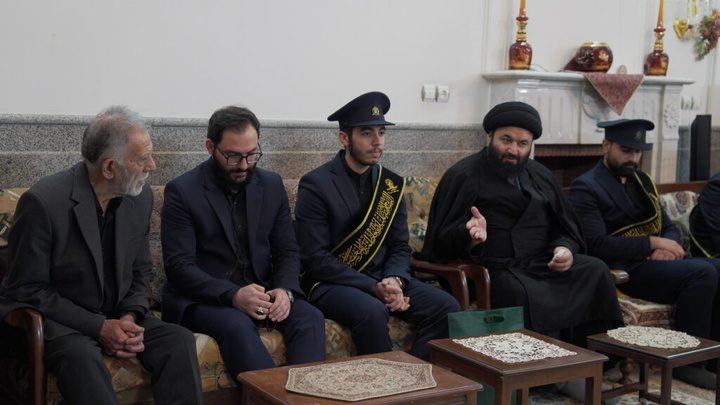 ادای احترام خادمان حرم بانوی کرامت به خانواده سه شهید جنگ تحمیلی رمضان