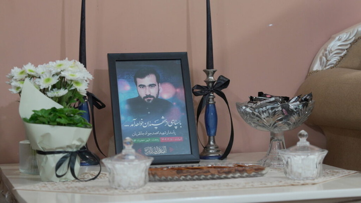 ادای احترام خادمان حرم بانوی کرامت به خانواده سه شهید جنگ تحمیلی رمضان