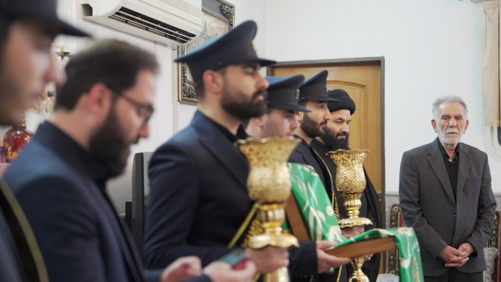 ادای احترام خادمان حرم بانوی کرامت به خانواده سه شهید جنگ تحمیلی رمضان