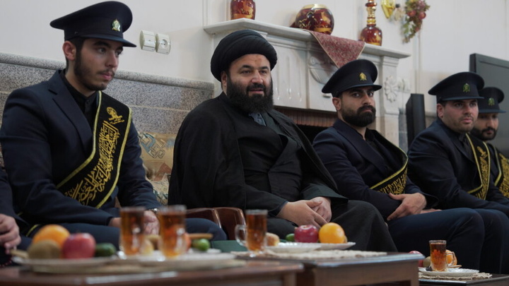 ادای احترام خادمان حرم بانوی کرامت به خانواده سه شهید جنگ تحمیلی رمضان