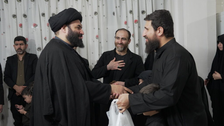 ادای احترام خادمان حرم بانوی کرامت به خانواده سه شهید جنگ تحمیلی رمضان