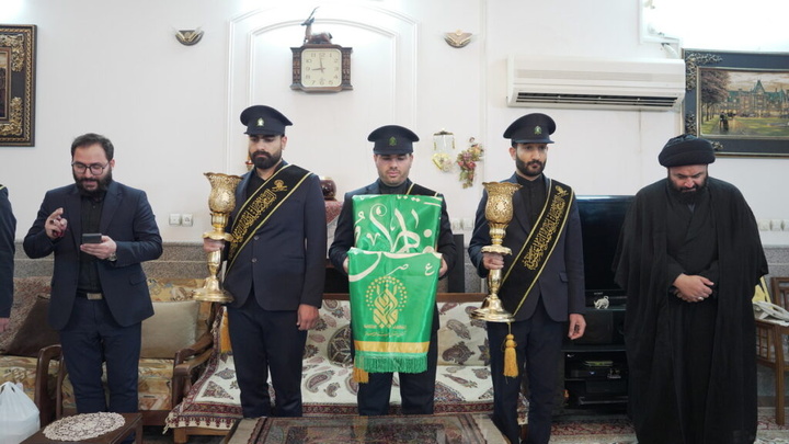 ادای احترام خادمان حرم بانوی کرامت به خانواده سه شهید جنگ تحمیلی رمضان