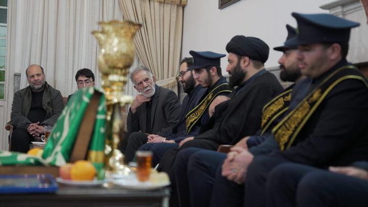 ادای احترام خادمان حرم بانوی کرامت به خانواده سه شهید جنگ تحمیلی رمضان