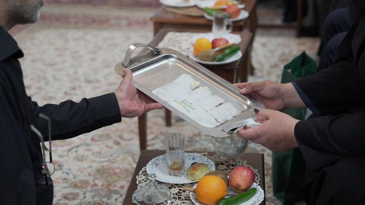 ادای احترام خادمان حرم بانوی کرامت به خانواده سه شهید جنگ تحمیلی رمضان