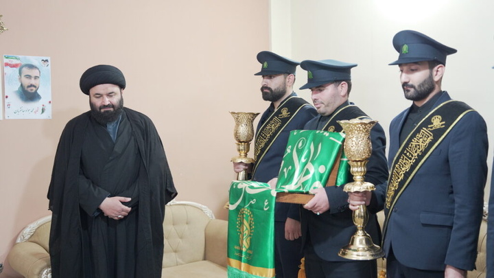 ادای احترام خادمان حرم بانوی کرامت به خانواده سه شهید جنگ تحمیلی رمضان