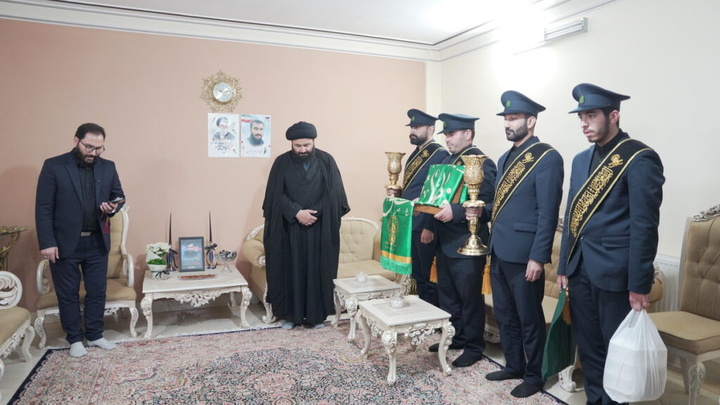 ادای احترام خادمان حرم بانوی کرامت به خانواده سه شهید جنگ تحمیلی رمضان