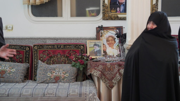 ادای احترام خادمان حرم بانوی کرامت به خانواده سه شهید جنگ تحمیلی رمضان