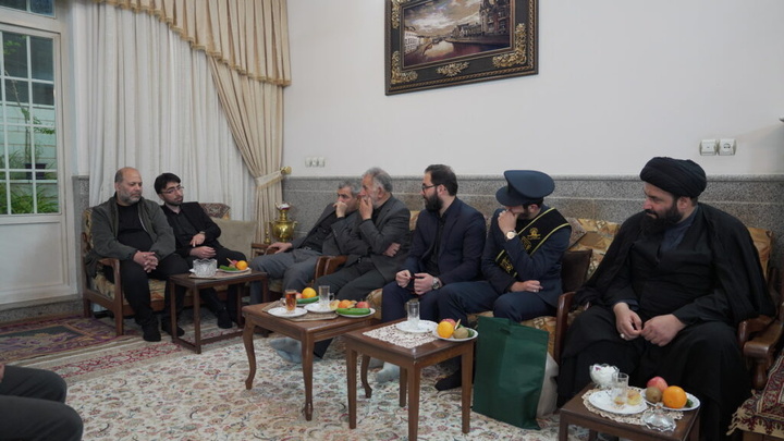 ادای احترام خادمان حرم بانوی کرامت به خانواده سه شهید جنگ تحمیلی رمضان