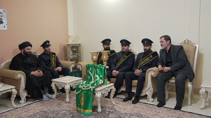 ادای احترام خادمان حرم بانوی کرامت به خانواده سه شهید جنگ تحمیلی رمضان