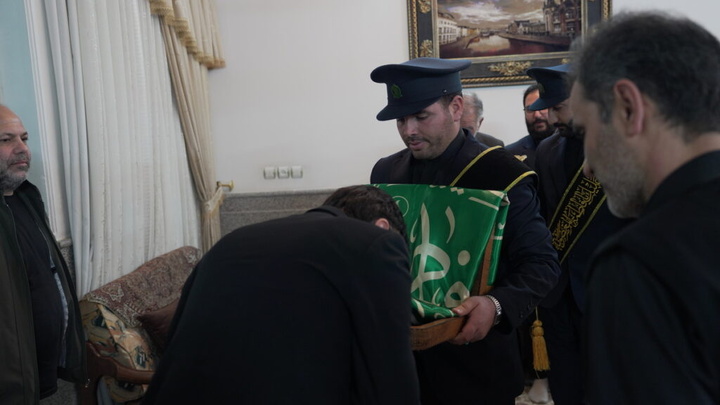 ادای احترام خادمان حرم بانوی کرامت به خانواده سه شهید جنگ تحمیلی رمضان