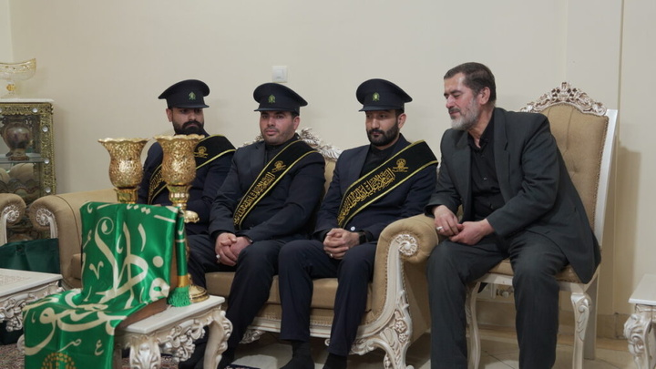 ادای احترام خادمان حرم بانوی کرامت به خانواده سه شهید جنگ تحمیلی رمضان