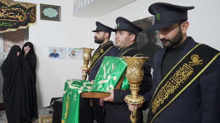 ادای احترام خادمان حرم بانوی کرامت به خانواده سه شهید جنگ تحمیلی رمضان