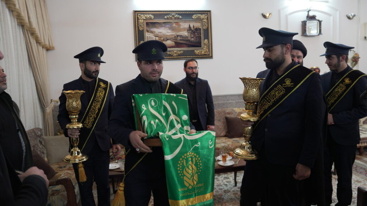 ادای احترام خادمان حرم بانوی کرامت به خانواده سه شهید جنگ تحمیلی رمضان