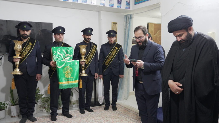 ادای احترام خادمان حرم بانوی کرامت به خانواده سه شهید جنگ تحمیلی رمضان