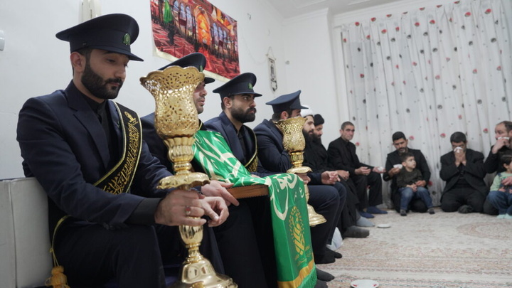 ادای احترام خادمان حرم بانوی کرامت به خانواده سه شهید جنگ تحمیلی رمضان