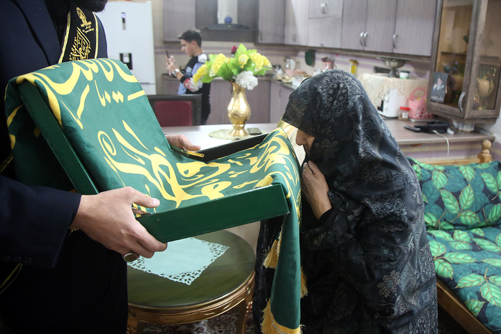 تکریم سه خانواده شهید جنگ تحمیلی رمضان توسط خادمان حرم بانوی کرامت