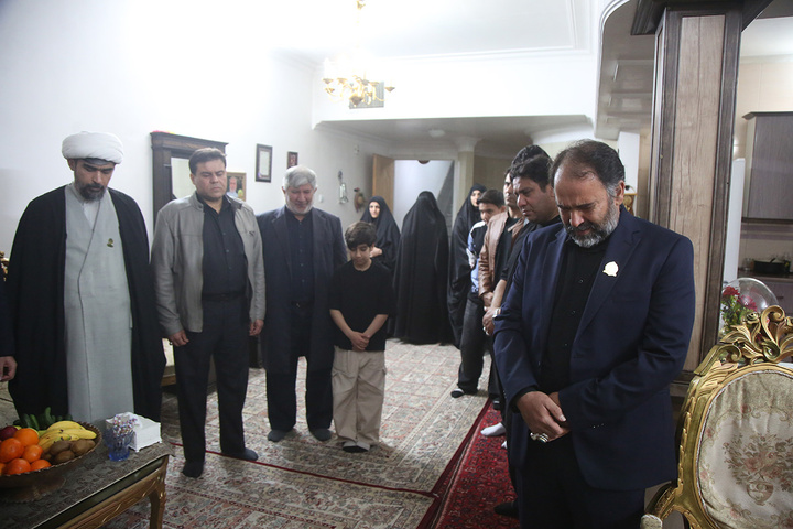 تکریم سه خانواده شهید جنگ تحمیلی رمضان توسط خادمان حرم بانوی کرامت