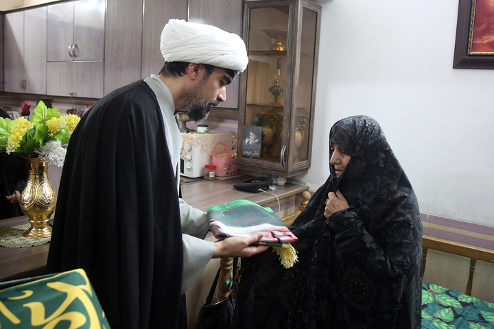 تکریم سه خانواده شهید جنگ تحمیلی رمضان توسط خادمان حرم بانوی کرامت