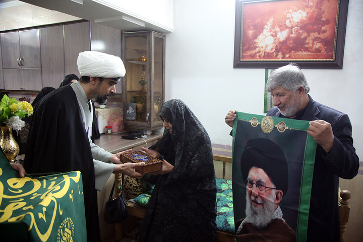 تکریم سه خانواده شهید جنگ تحمیلی رمضان توسط خادمان حرم بانوی کرامت