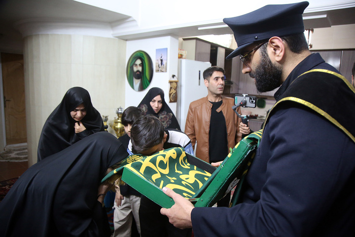 تکریم سه خانواده شهید جنگ تحمیلی رمضان توسط خادمان حرم بانوی کرامت