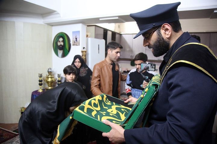 تکریم سه خانواده شهید جنگ تحمیلی رمضان توسط خادمان حرم بانوی کرامت