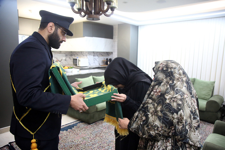 تکریم سه خانواده شهید جنگ تحمیلی رمضان توسط خادمان حرم بانوی کرامت