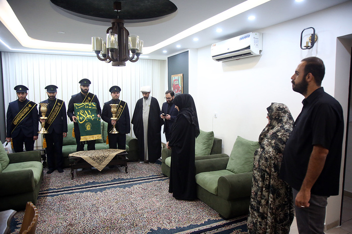 تکریم سه خانواده شهید جنگ تحمیلی رمضان توسط خادمان حرم بانوی کرامت