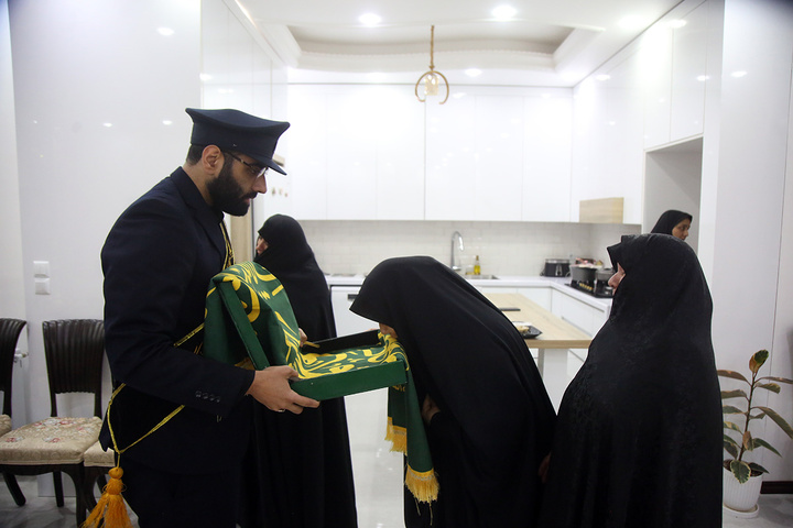 تکریم سه خانواده شهید جنگ تحمیلی رمضان توسط خادمان حرم بانوی کرامت