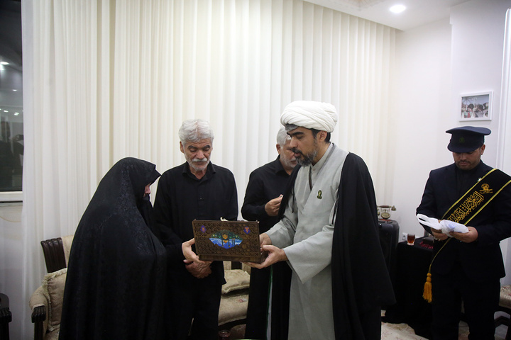 تکریم سه خانواده شهید جنگ تحمیلی رمضان توسط خادمان حرم بانوی کرامت