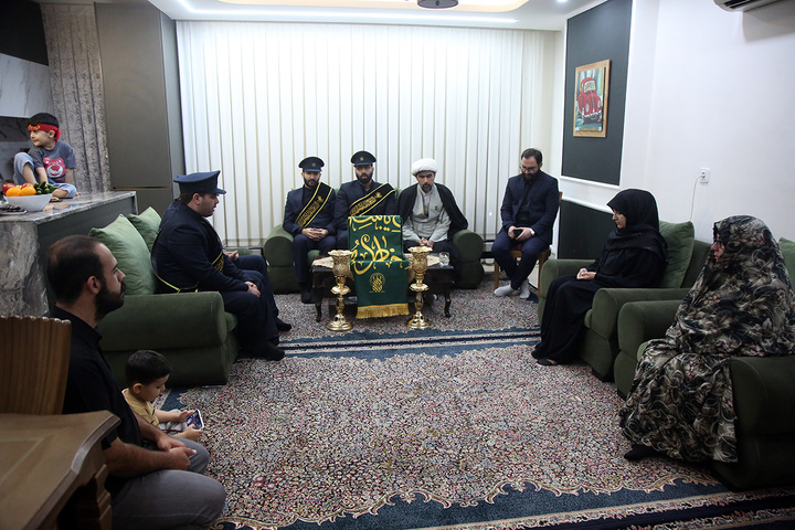 تکریم سه خانواده شهید جنگ تحمیلی رمضان توسط خادمان حرم بانوی کرامت