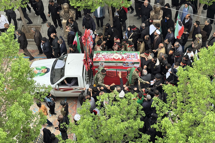 تشییع شهید دانش‌آموز حملات آمریکایی صهیونی در حرم حضرت معصومه (س)