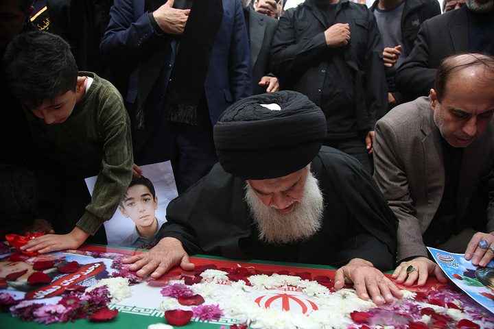 تشییع شهید دانش‌آموز حملات آمریکایی صهیونی در حرم حضرت معصومه (س)