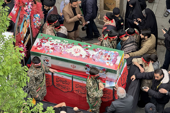 تشییع شهید دانش‌آموز حملات آمریکایی صهیونی در حرم حضرت معصومه (س)