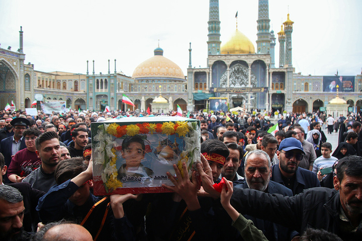 تشییع شهید دانش‌آموز حملات آمریکایی صهیونی در حرم حضرت معصومه (س)