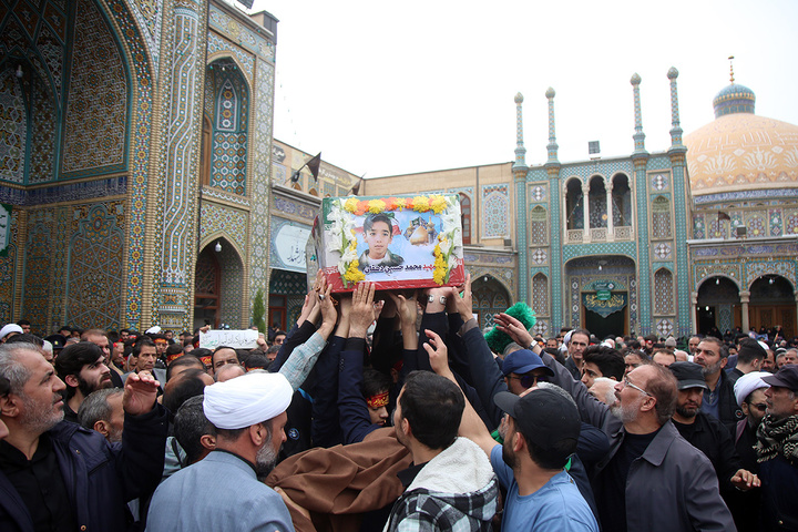تشییع شهید دانش‌آموز حملات آمریکایی صهیونی در حرم حضرت معصومه (س)