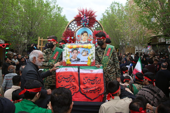 تشییع شهید دانش‌آموز حملات آمریکایی صهیونی در حرم حضرت معصومه (س)