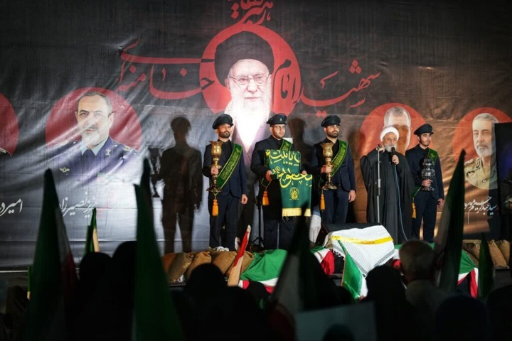 حضور خادمان حرم بانوی کرامت در اجتماع پرشور مردمی در چهل اختران قم