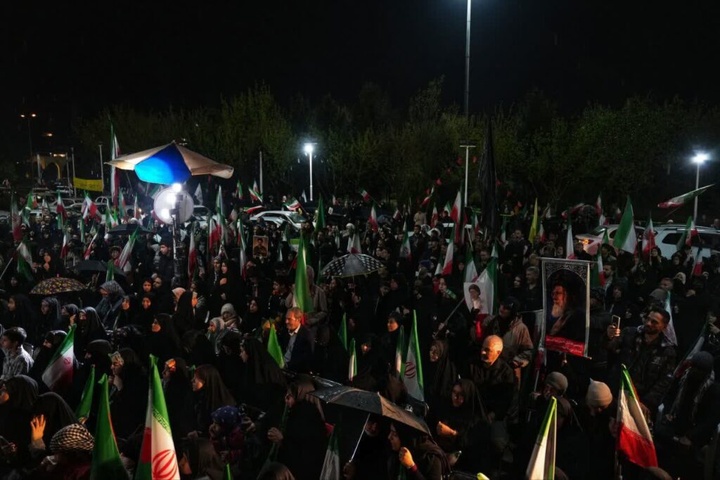 حضور خادمان حرم بانوی کرامت در اجتماع پرشور مردمی در چهل اختران قم