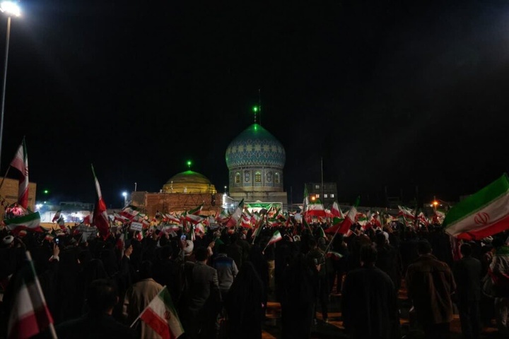 حضور خادمان حرم بانوی کرامت در اجتماع پرشور مردمی در چهل اختران قم