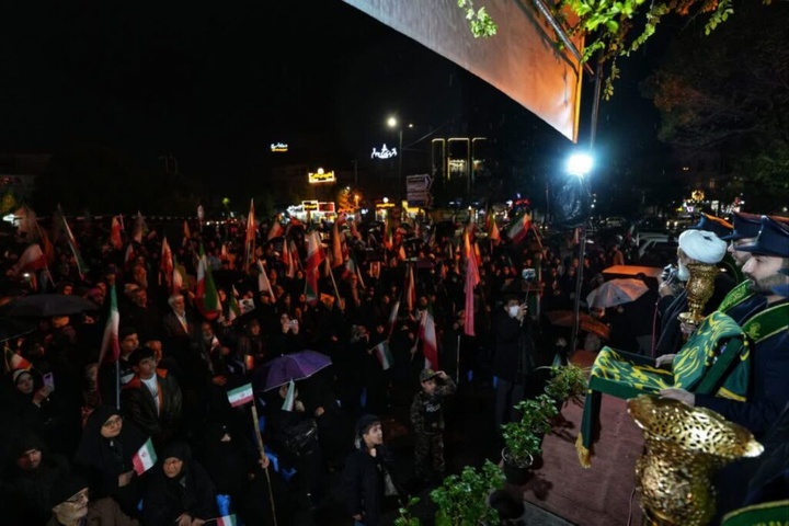 حضور خادمان حرم بانوی کرامت در اجتماع پرشور مردمی در چهل اختران قم