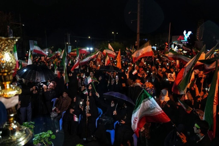 حضور خادمان حرم بانوی کرامت در اجتماع پرشور مردمی در چهل اختران قم