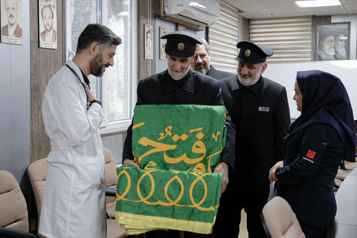 حضور کاروان خدام حرم مطهر رضوی در بیمارستان امام خمینی (ره) تهران